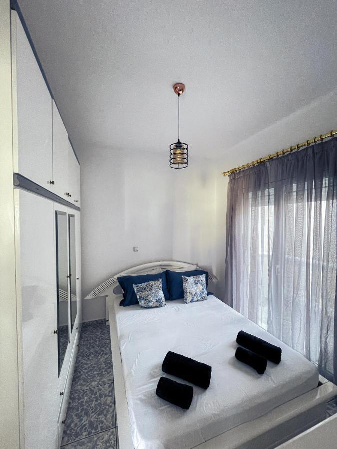 Coastline Apartment Néa Péramos Eksteriør billede